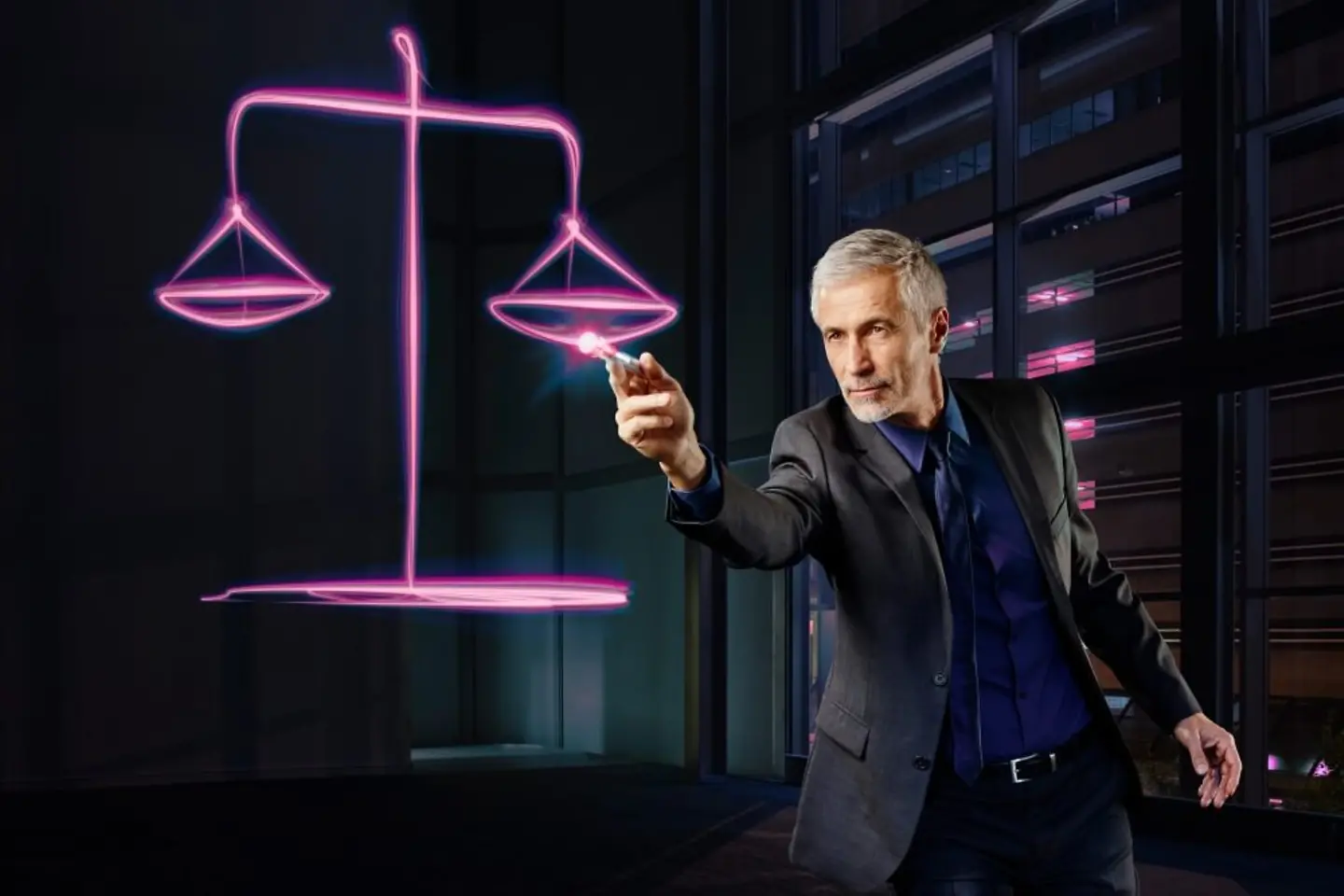 Advogado desenha balança judicial em magenta