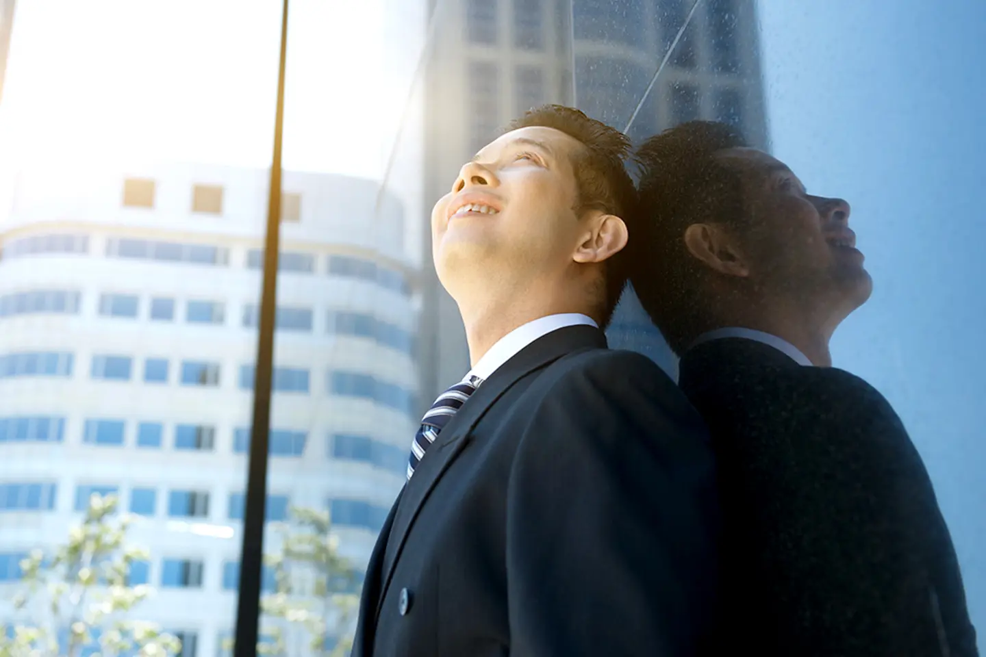 Zakenman glimlacht en kijkt op