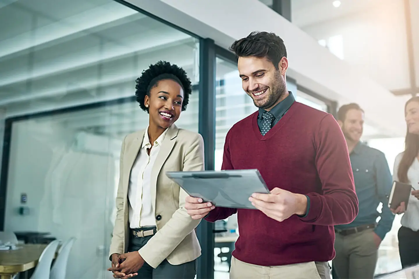 HR-Fachleute arbeiten an einem HR-Portal auf einem Tablet