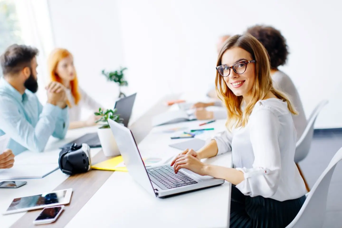 Empleada de T-Systems sonriente con un laptop