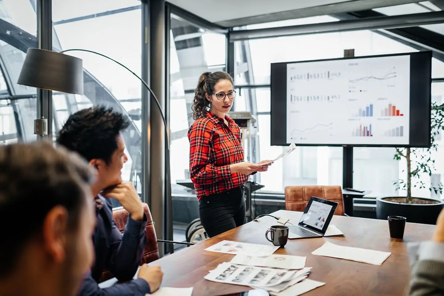 Ein Team in einem Besprechungsraum bei einer Diskussion über einfache Datenverwaltung