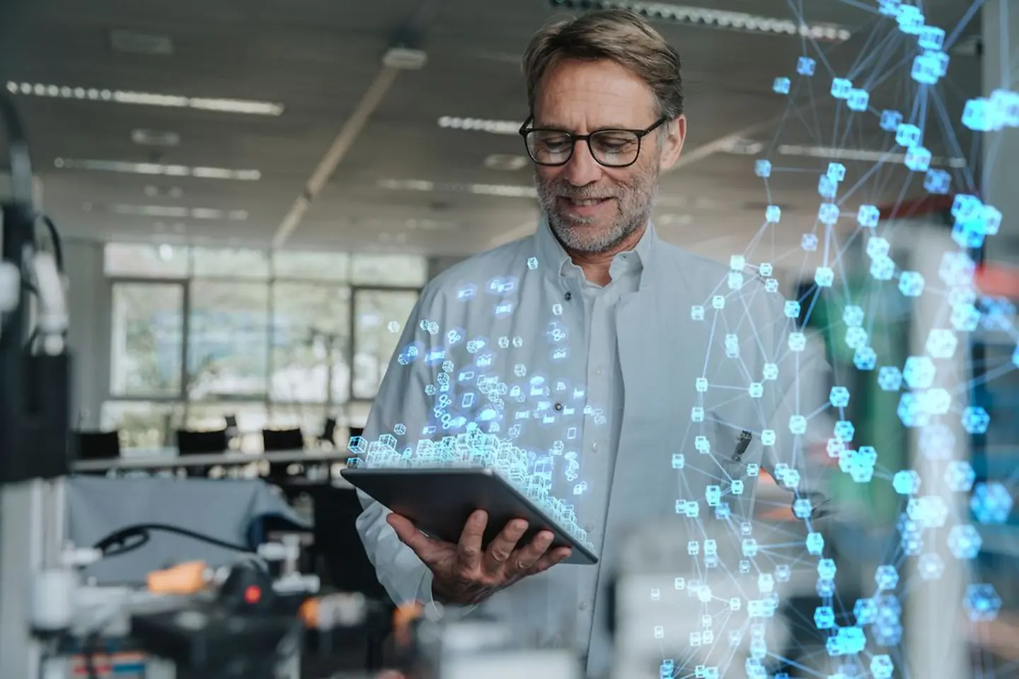 Ein Ingenieur bearbeitet ein Projekt auf einem Tablet. 