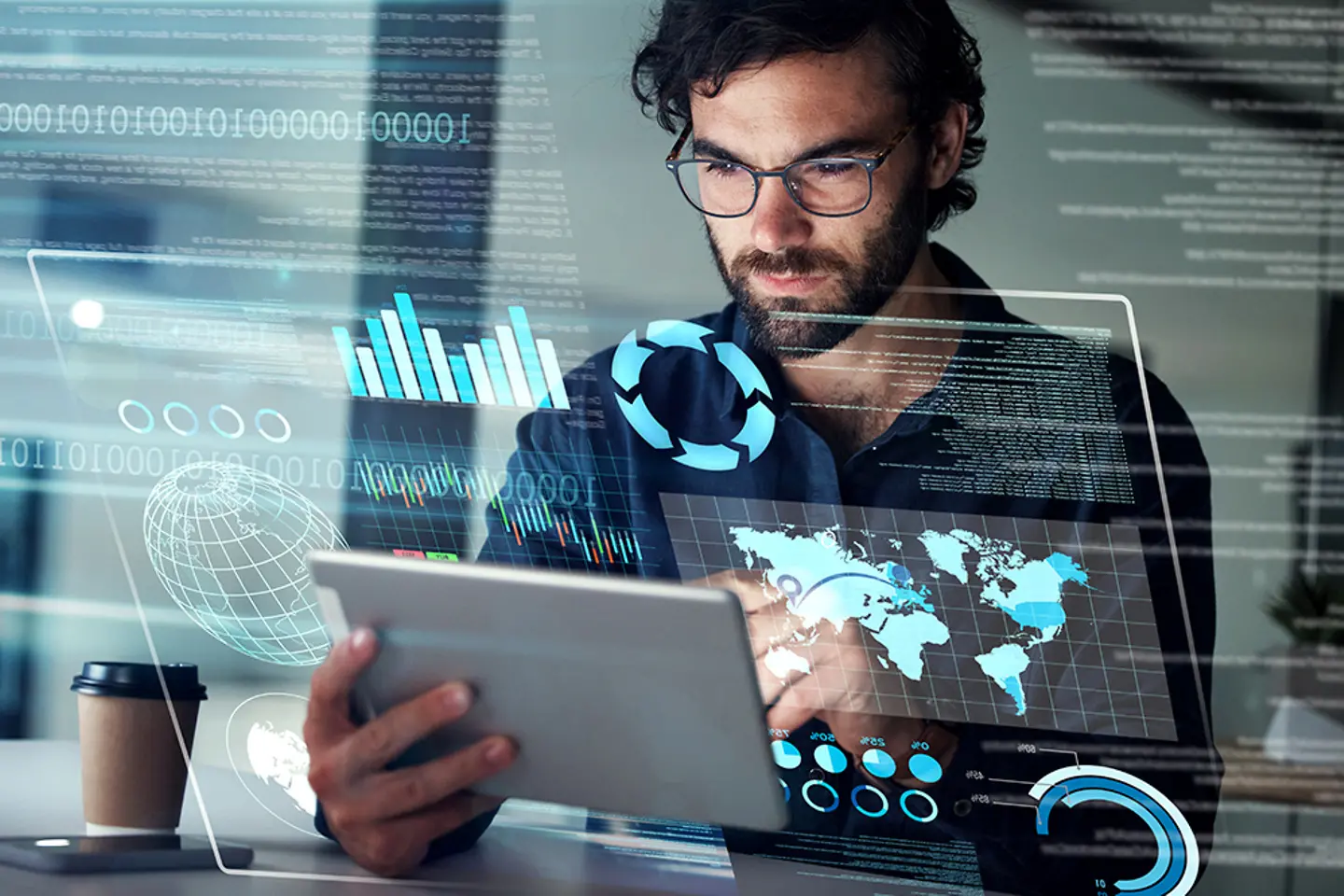 Holograma de un hombre de negocios, datos y tableta con superposición digital de tecnología