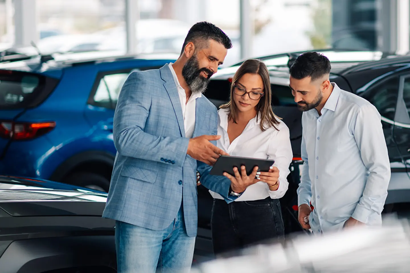 Dealer uses tablet to enhance couple's car purchasing process.