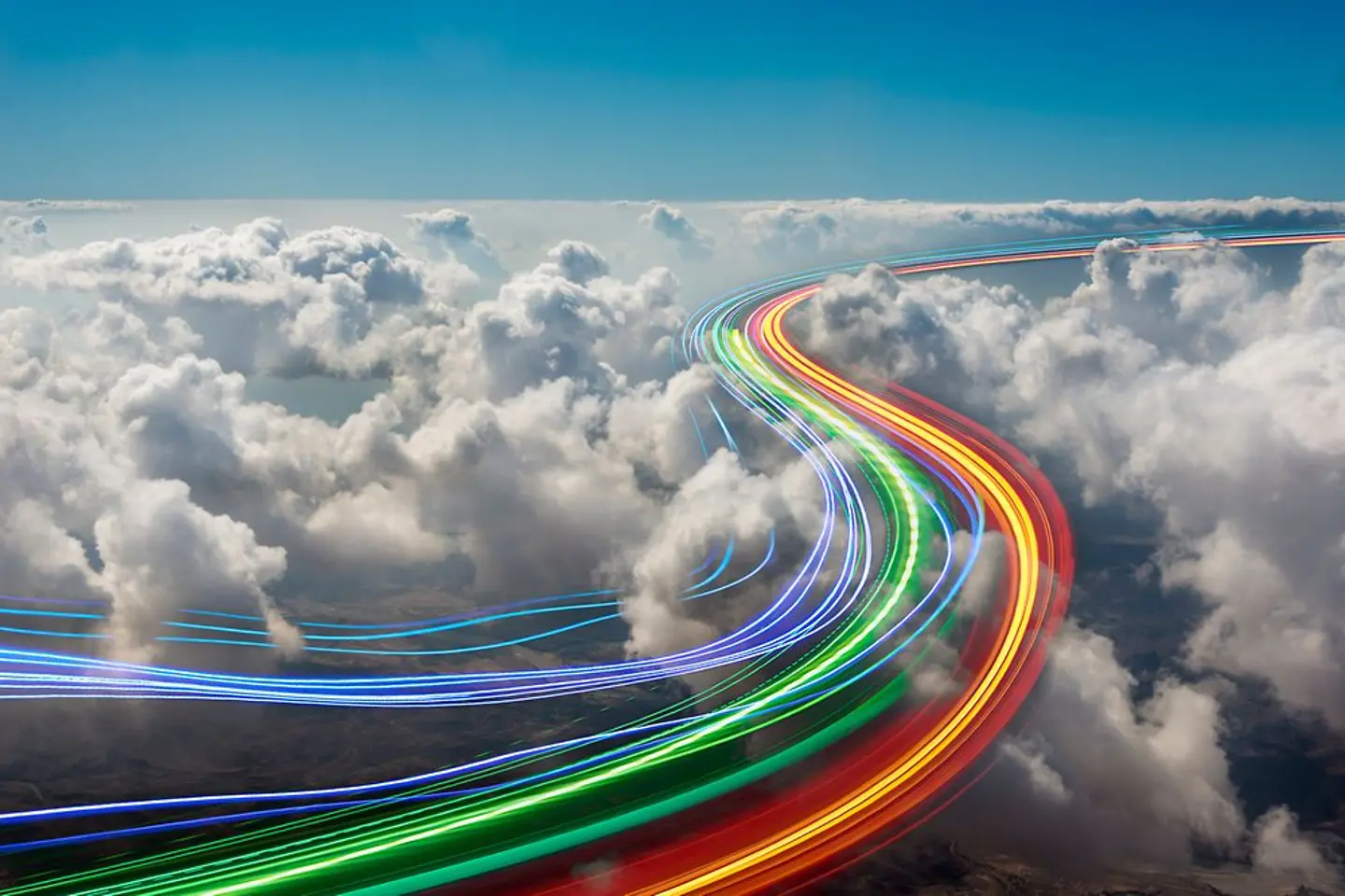 Des bandes de lumière colorées entre les nuages.