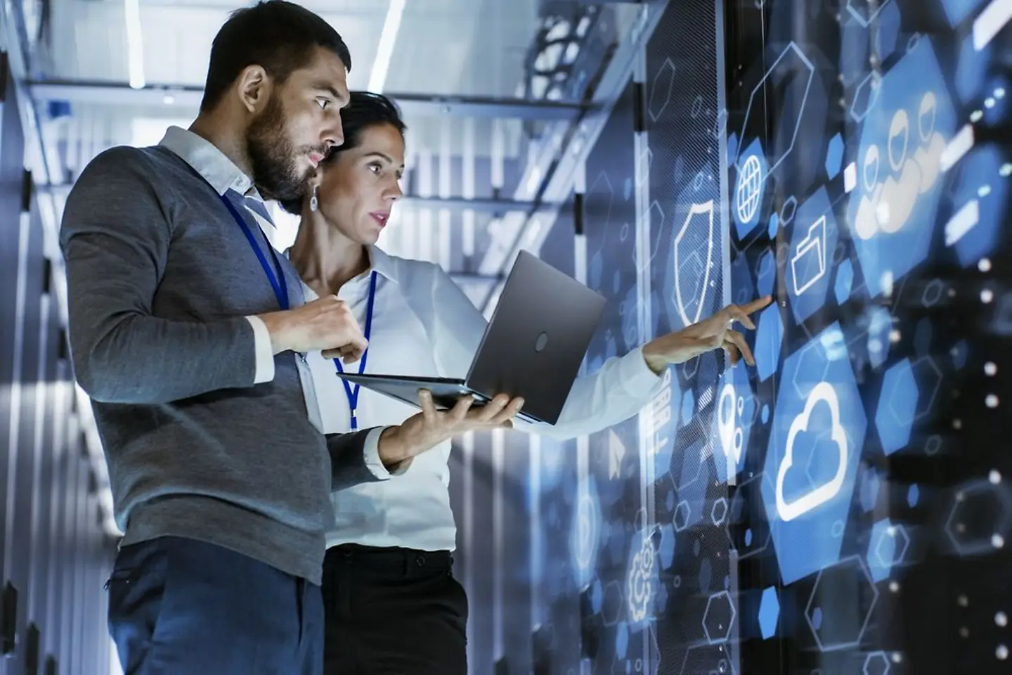 Dos expertos en software trabajando en una sala de servidores