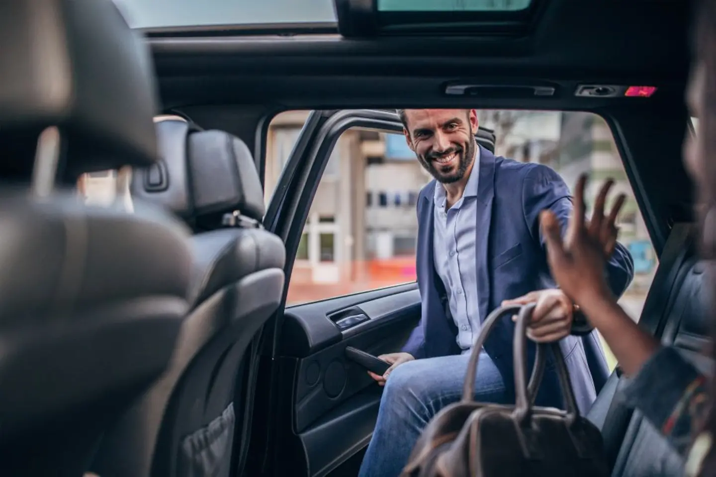 Zakenman stapt in auto