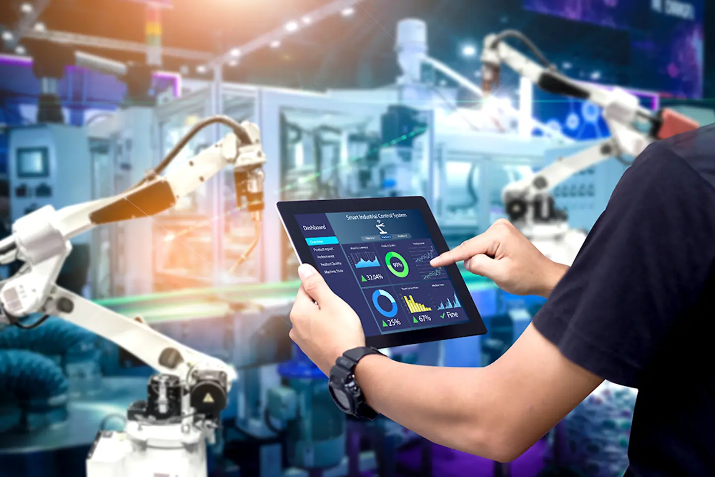 Fachkraft bei der Bearbeitung von Maschinendaten auf einem Tablet in einer Fabrik