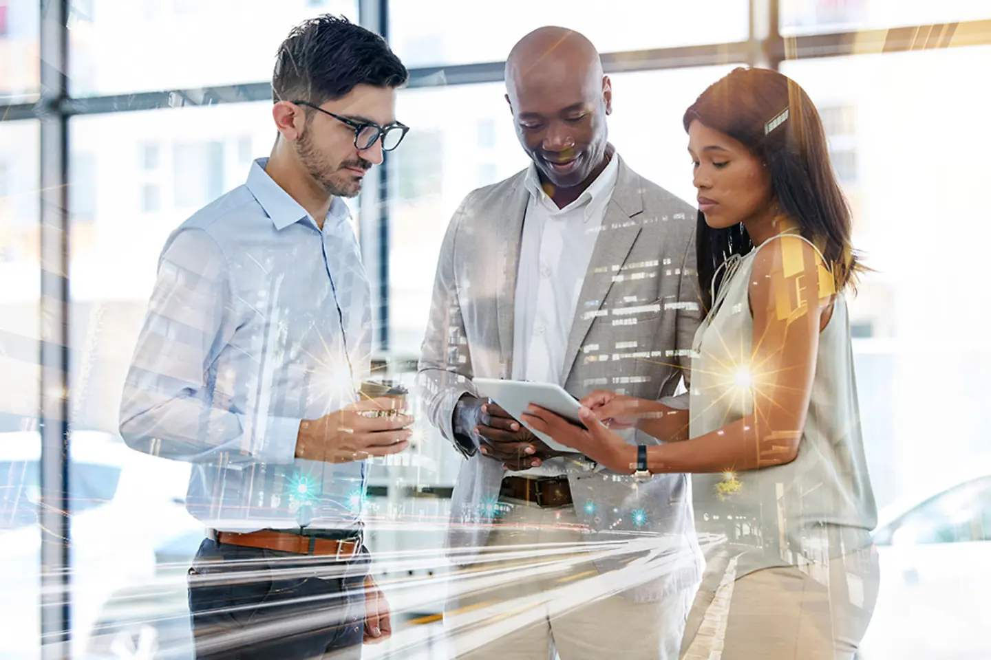 Werknemers kijken naar een tablet in een kantooromgeving