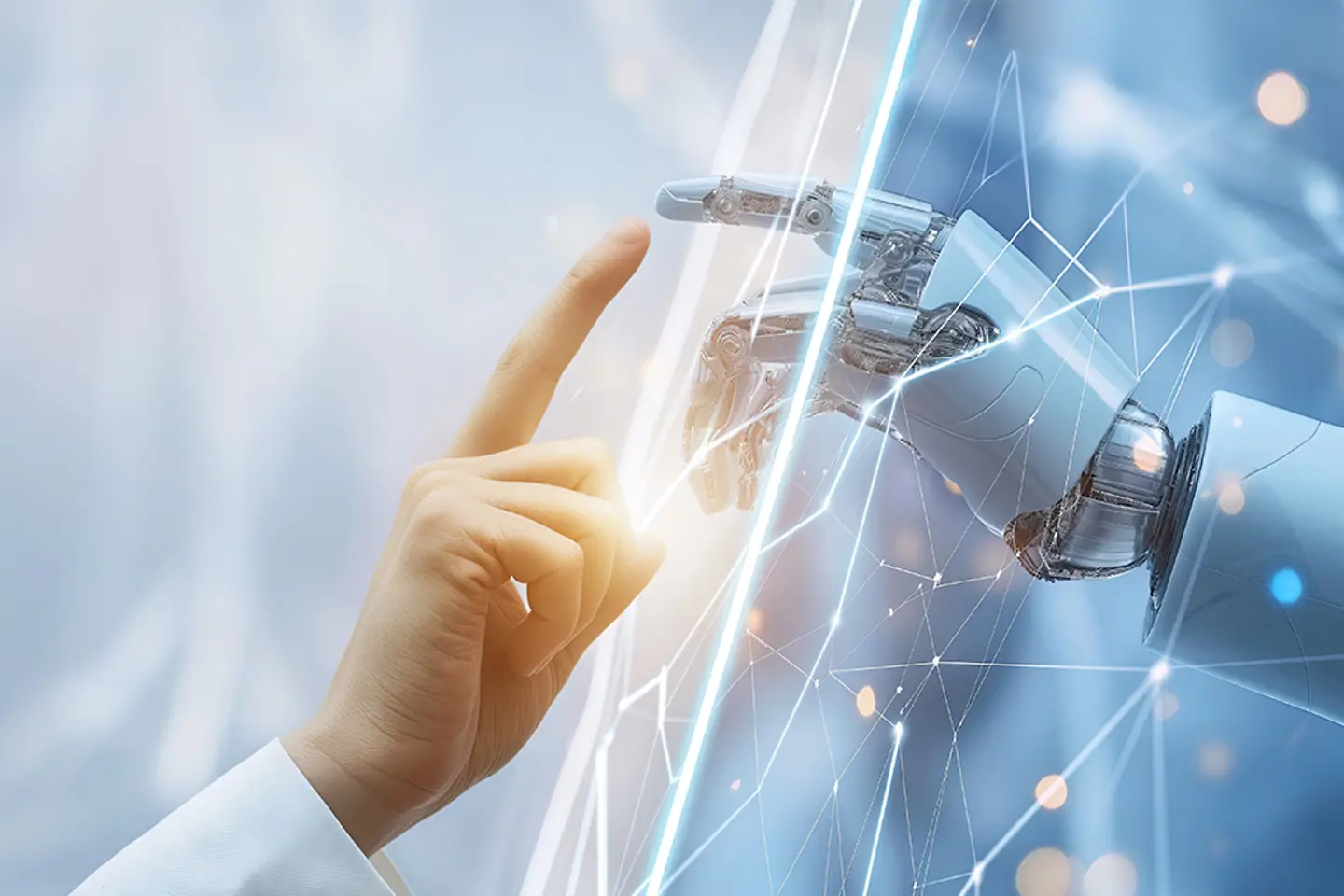 Eine menschliche Hand berührt eine Roboterhand, was die Zusammenarbeit von Mensch und KI darstellen soll