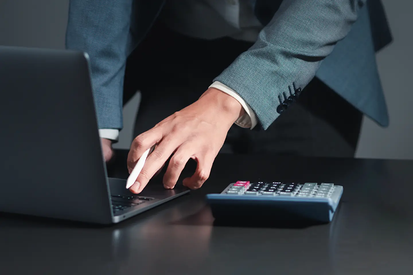 Bedrijfsoverzicht met calculators, bedrijfsfinanciën en investeringen