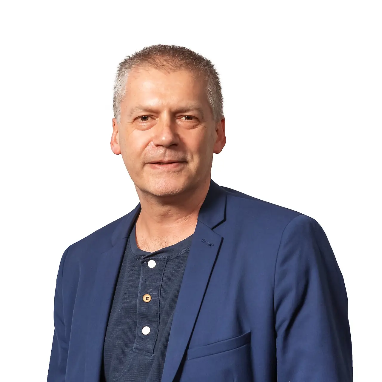 Retrato de Jörg Oppermann, director del programa AI Engineer en T-Systems International GmbH