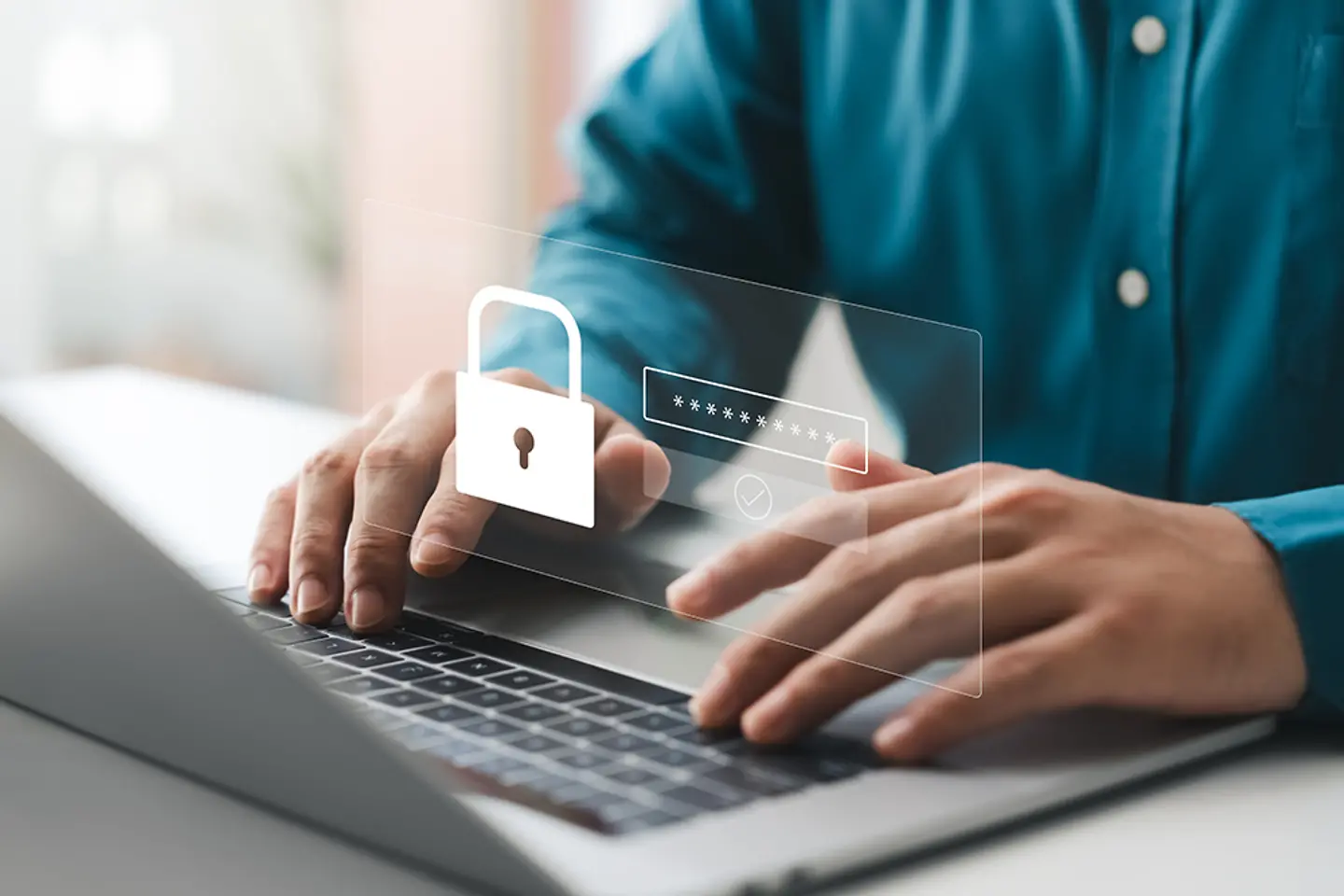 Een man logt in op zijn laptop.