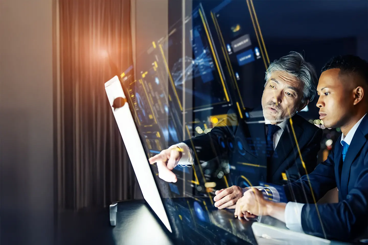 Zakenmensen werken op een virtueel touchscreen