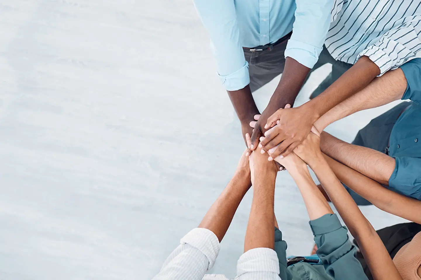 Kollegen reichen sich die Hände im Team