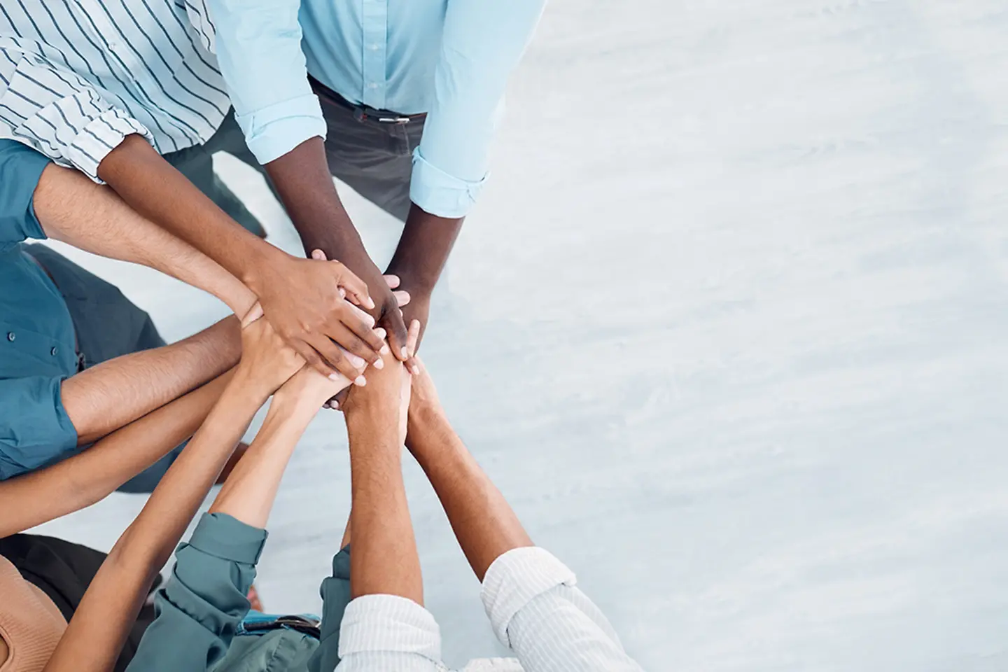 Geschäftsleute reichen sich die Hände im Team