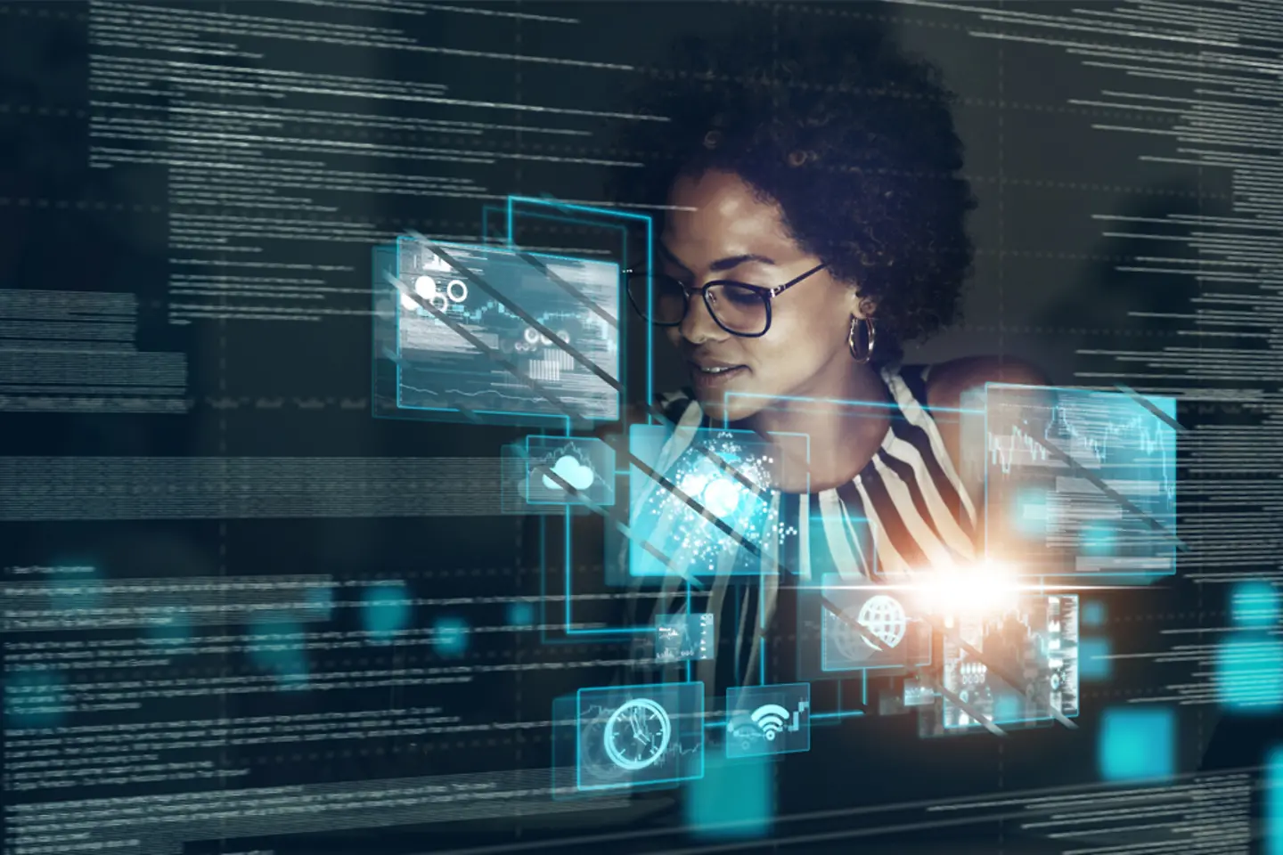 Internet, digitale Transformation und Networking; Frau in Büro mit IoT-Webseite, Cloud Computing und Technologie, abstrakt. 