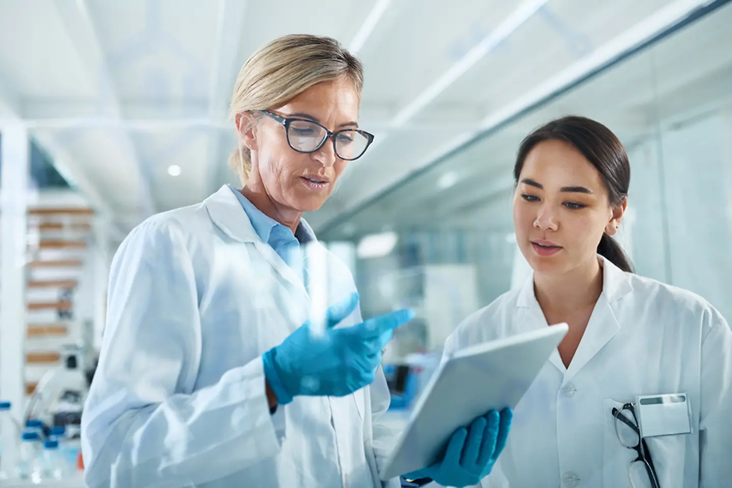 Cientistas com um tablet conversando em um laboratório.