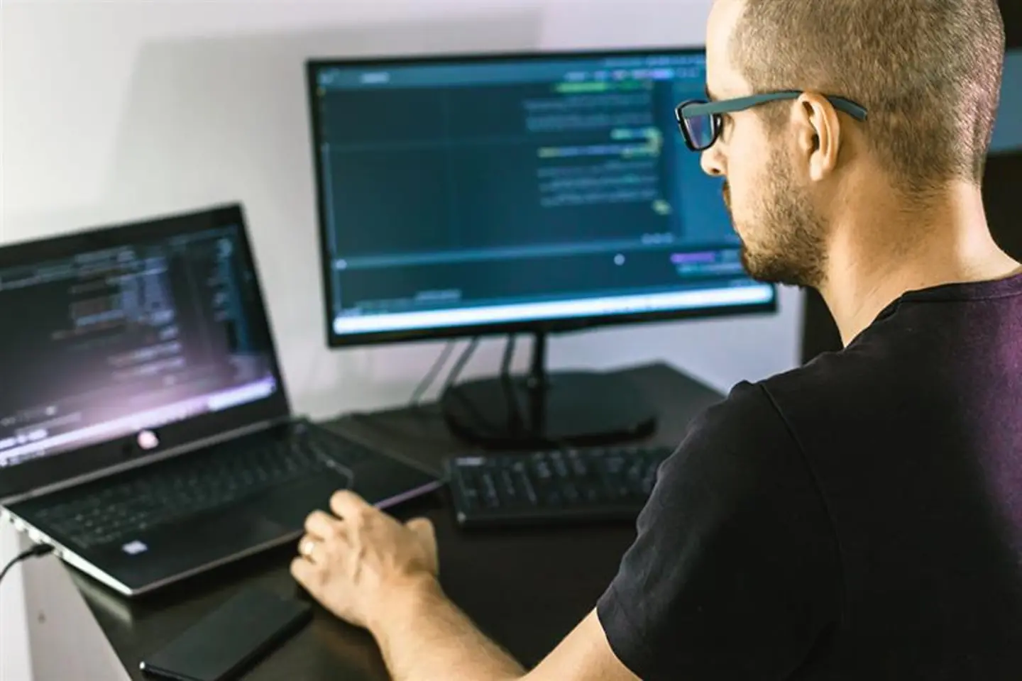 Um programador de computador trabalhando em um laptop