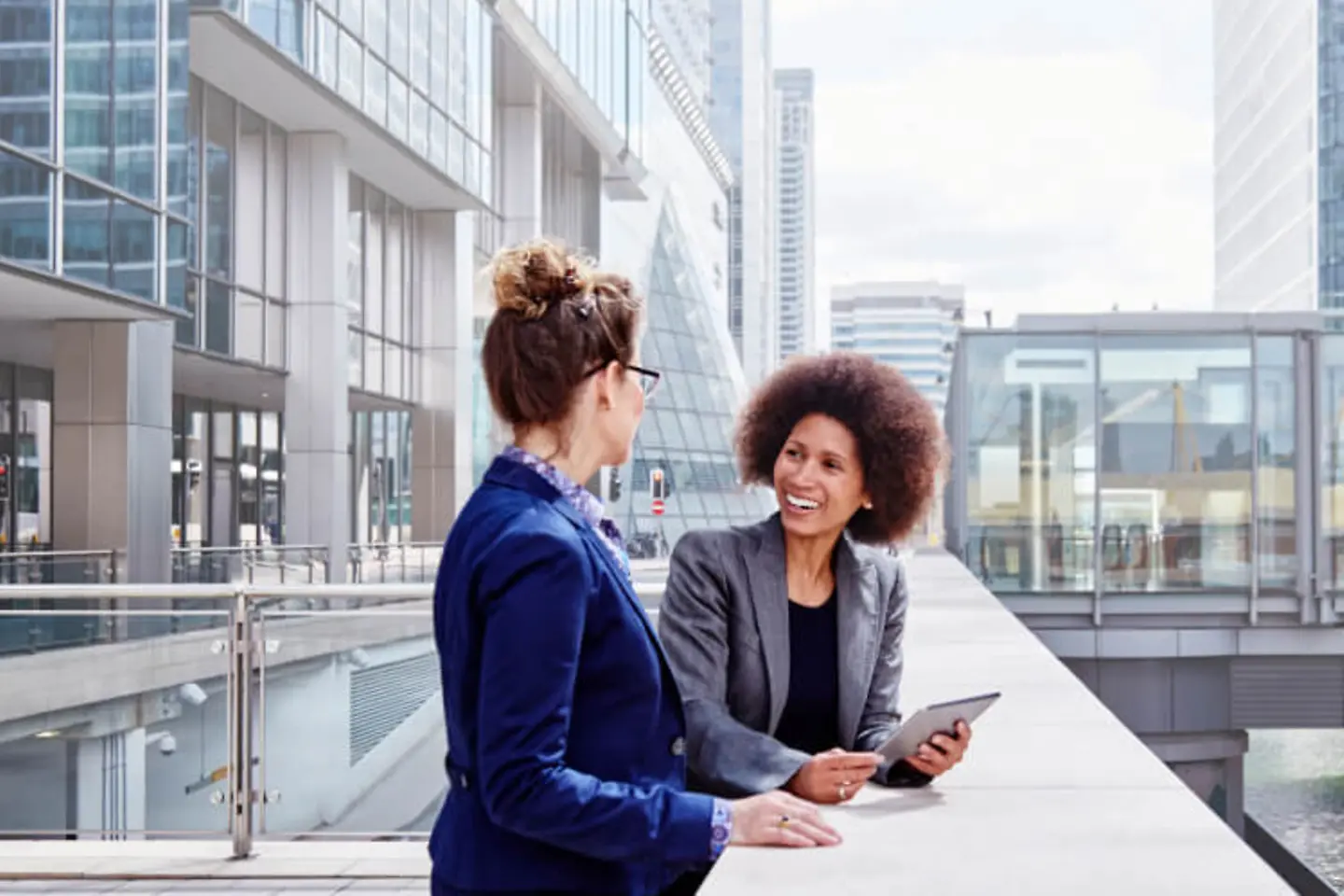 Une banquière d’affaires conseille une cliente