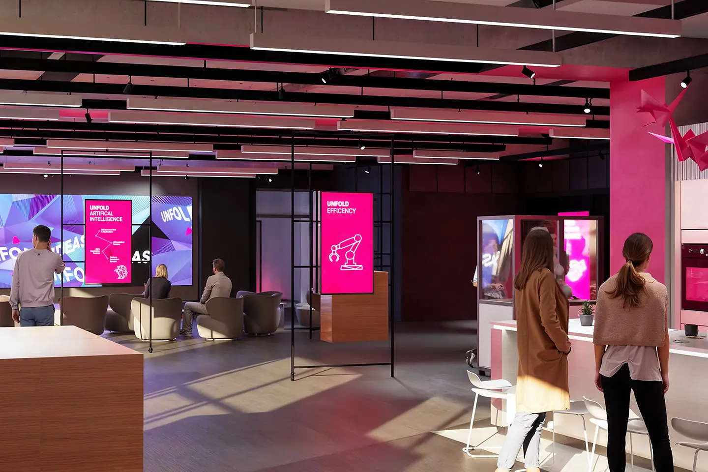 Innovation Center München mit Bildschirmen, Tischen und Stühlen