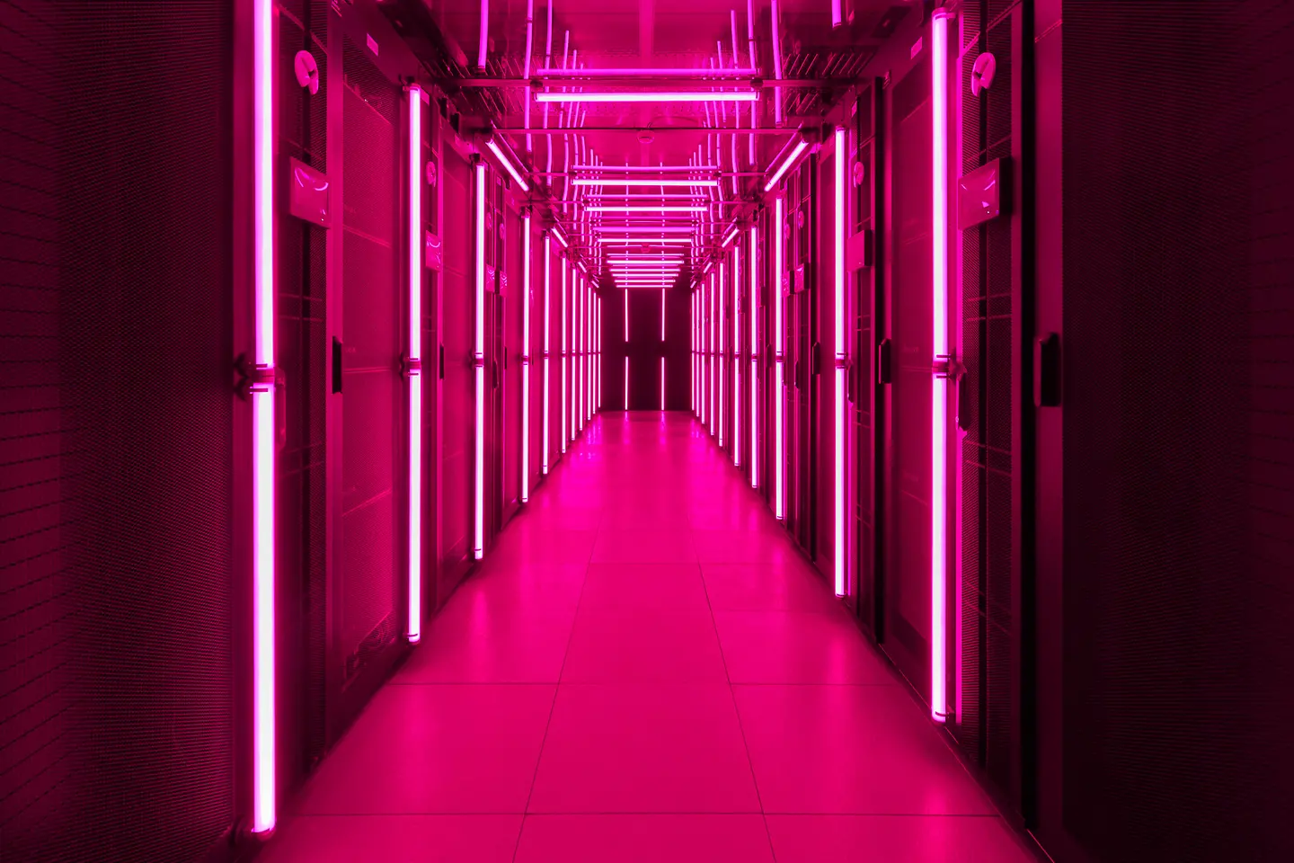 Imagen de color magenta de un centro de datos