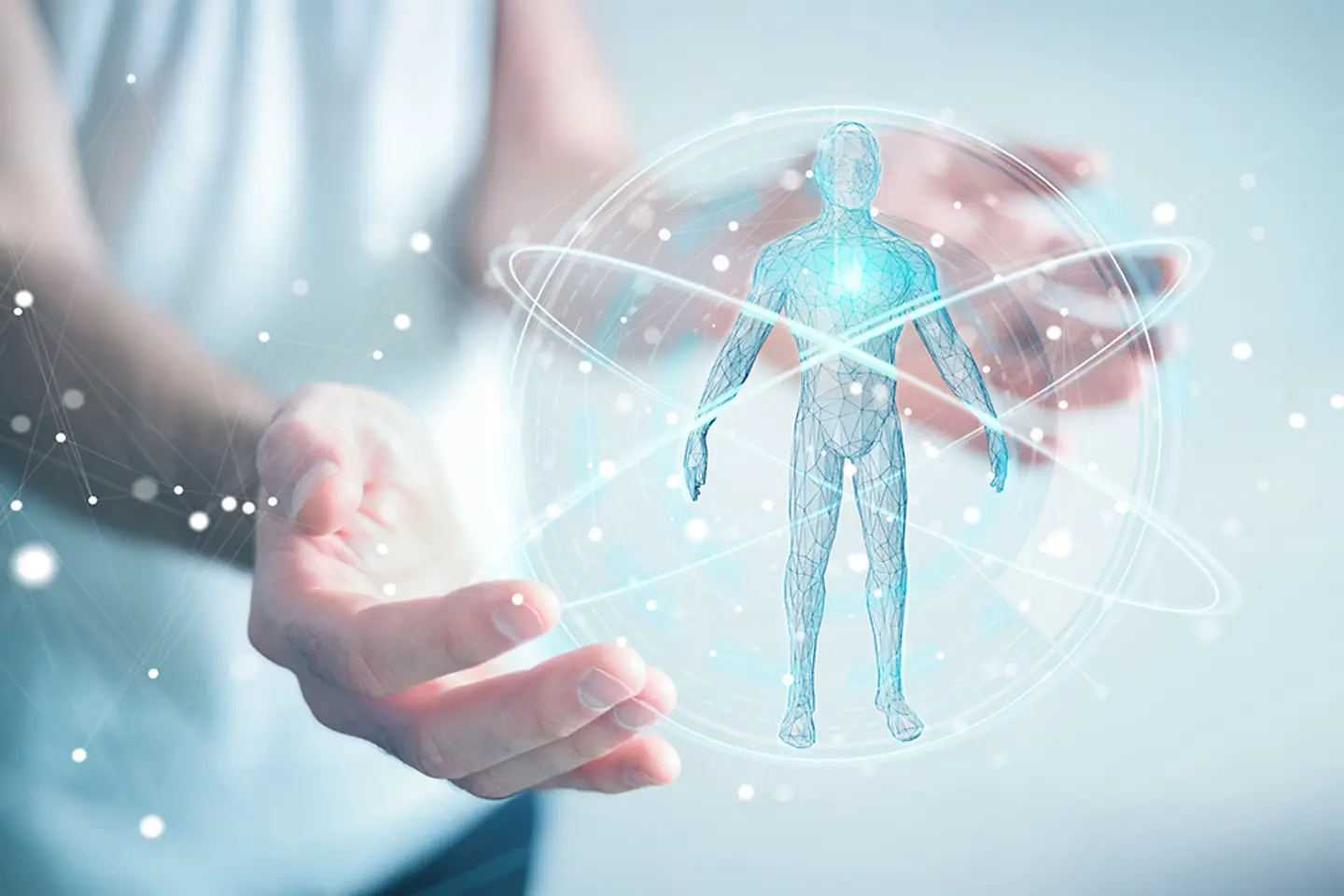 Fünf-Sterne-Kunden bewerten Produkte mit dem Daumen-hoch-Symbol auf ihrem Smartphone.