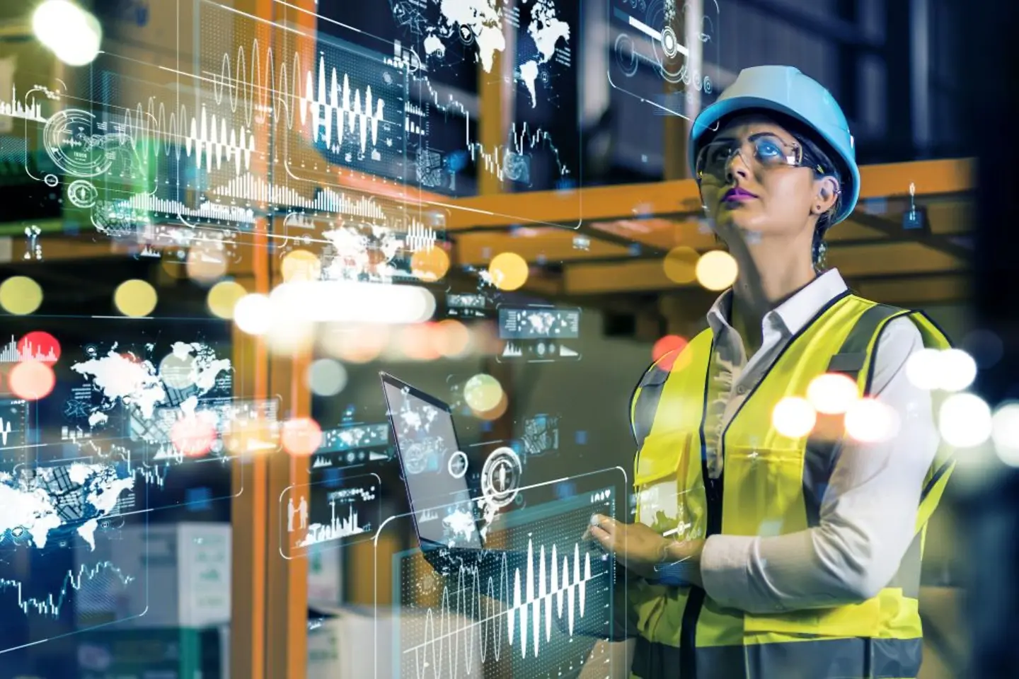 Trabalhadores da fábrica verificando dados de segurança