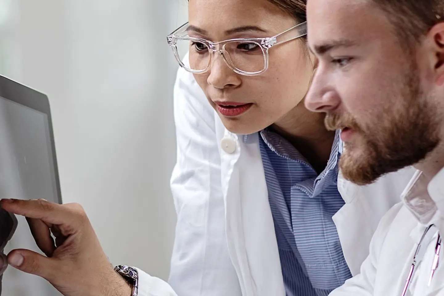 Twee artsen analyseren gegevens op een beeldscherm