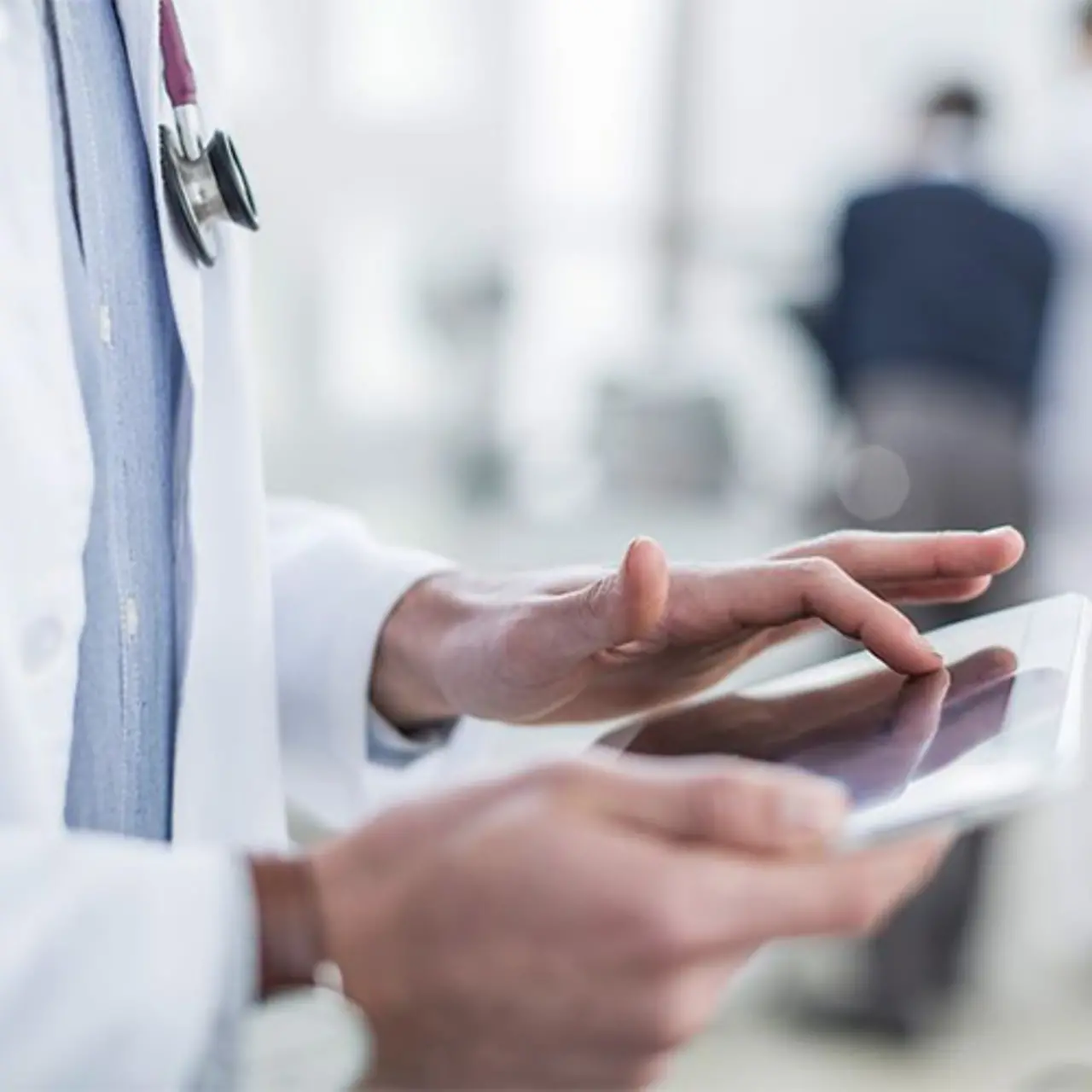 Arts controleert patiëntgegevens op een tablet