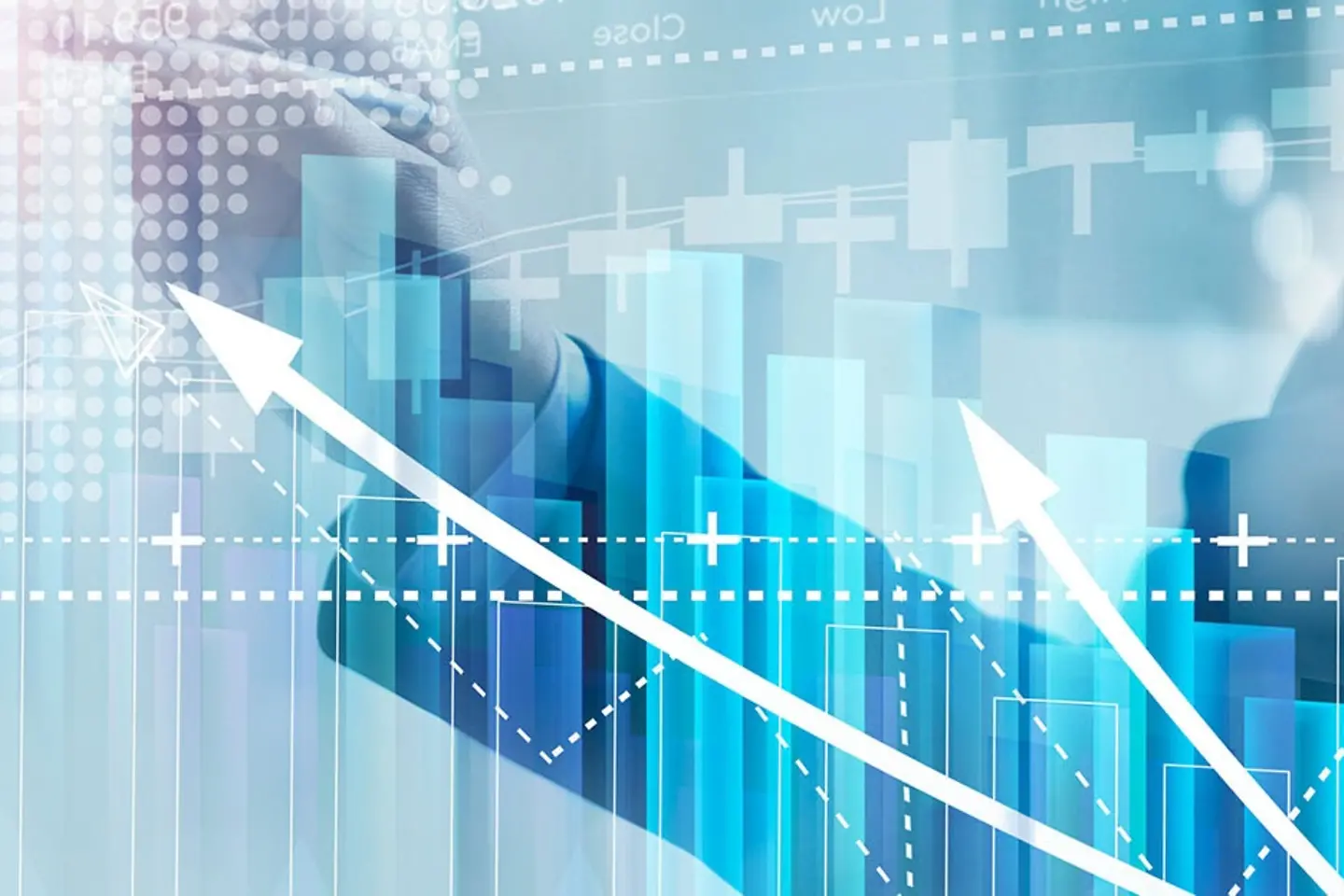 Mano dibujando diagramas en una pantalla de interfaz virtual