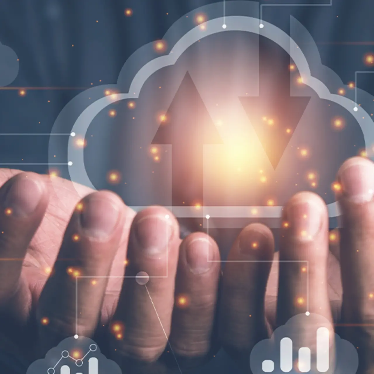 Hände die eine Cloud halten