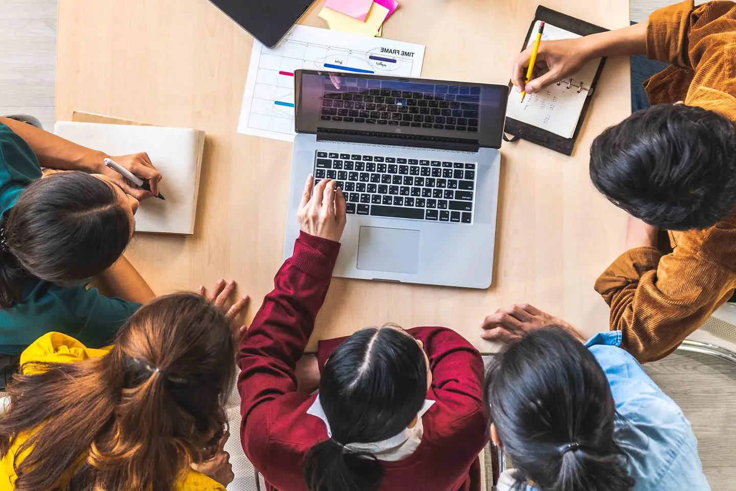 Zwei Personen auf einem belebten Platz