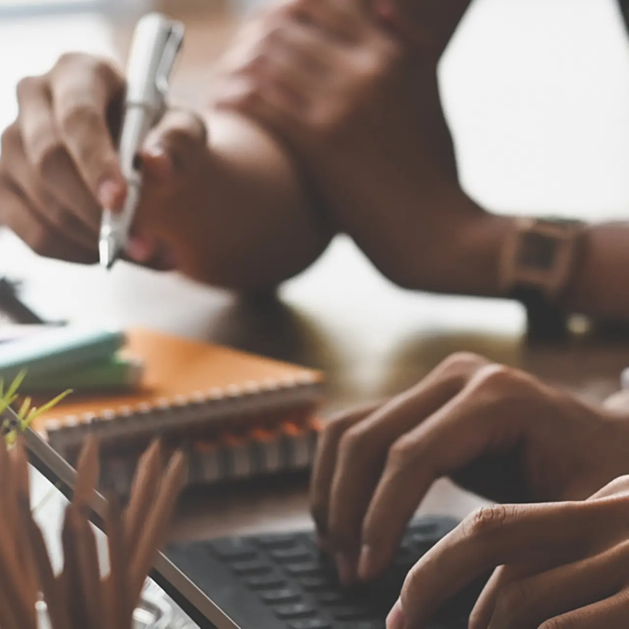 Menschen im Büro vor Laptop