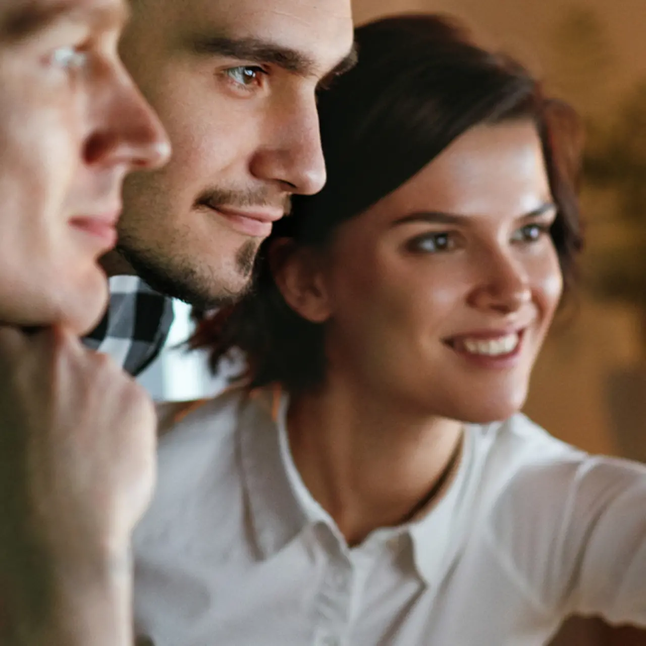 Arbeitskollegen arbeiten am Screen