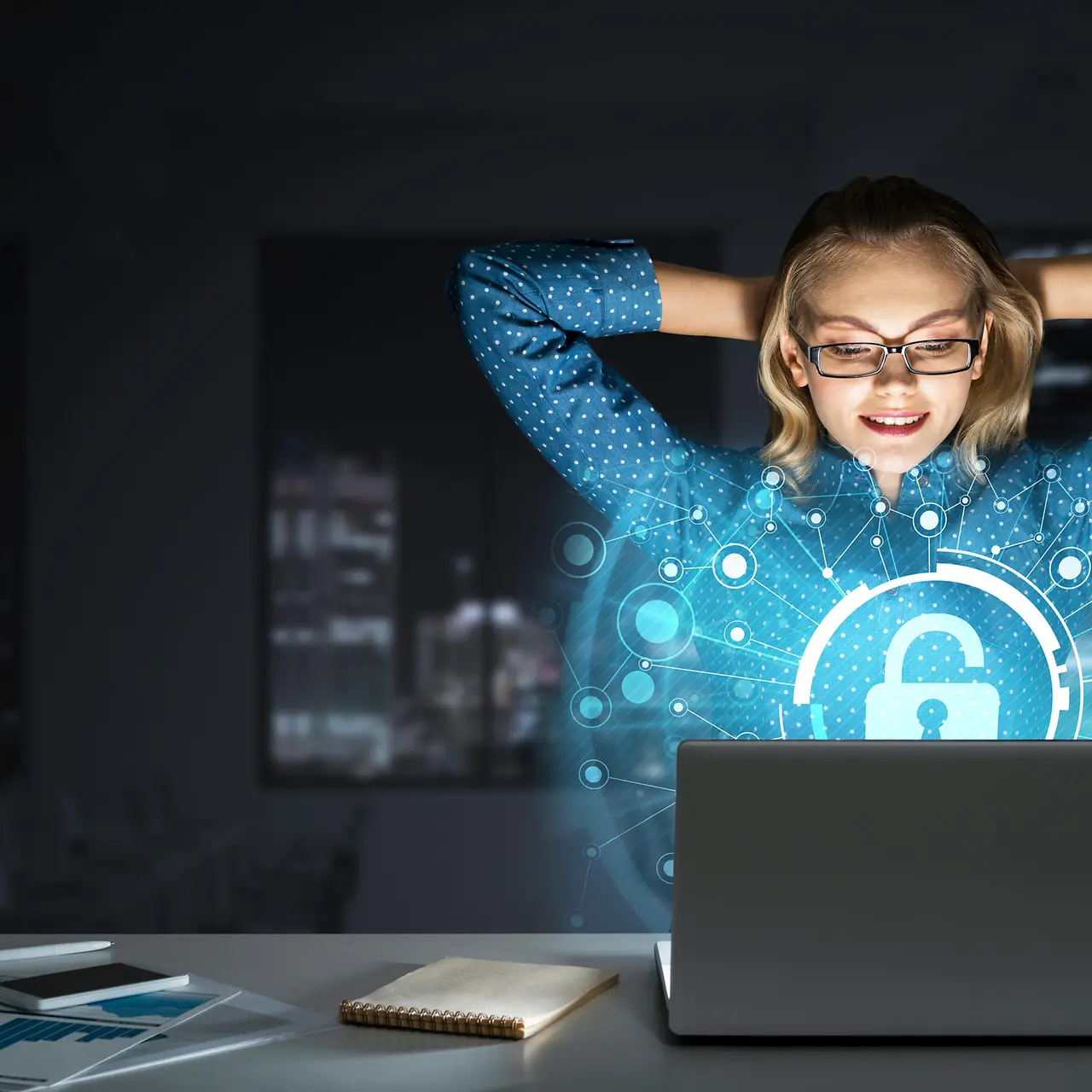 Frau vor dem Laptop mit einem Schloss