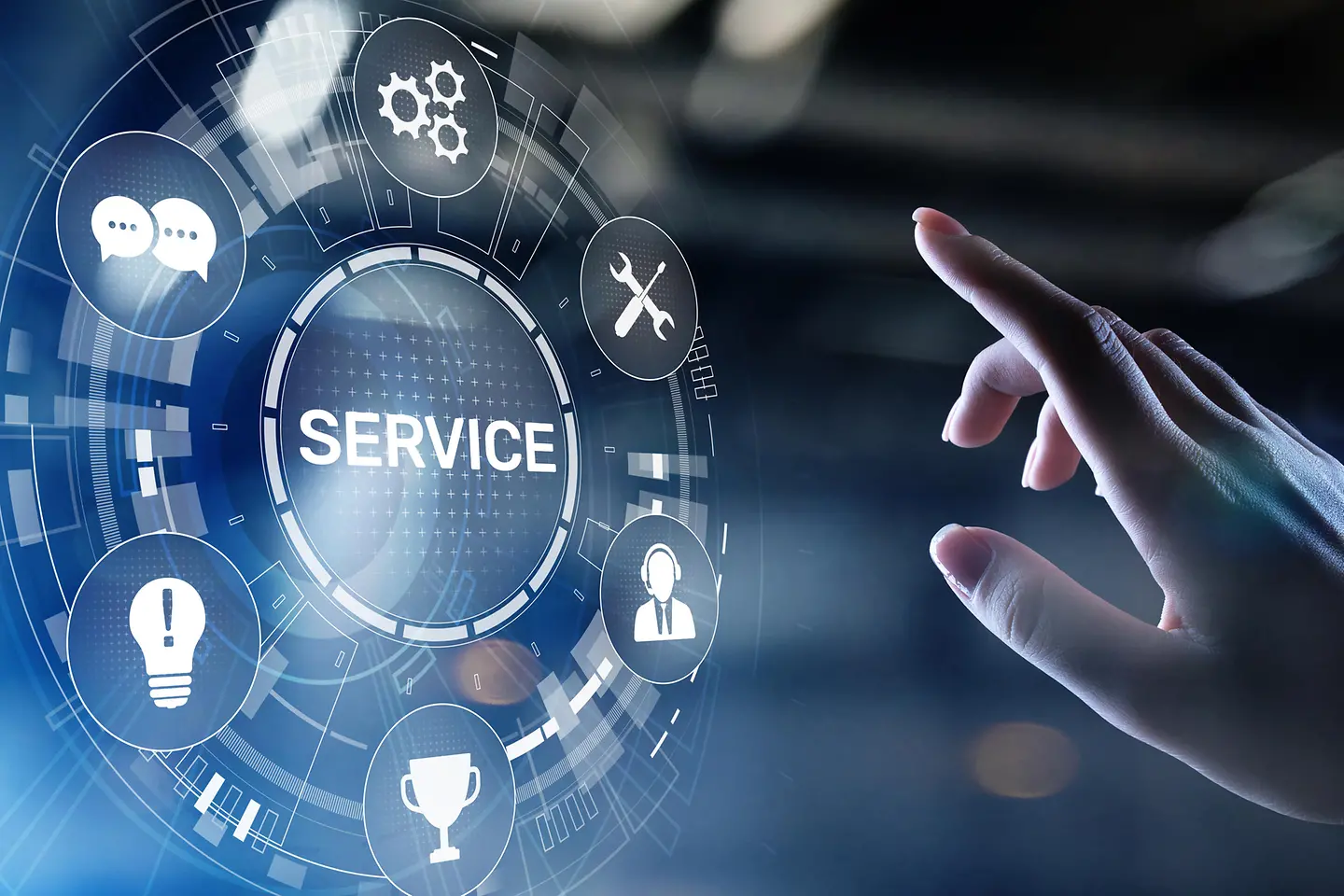 Hand wählt Service aus vor blauem Hintergrund