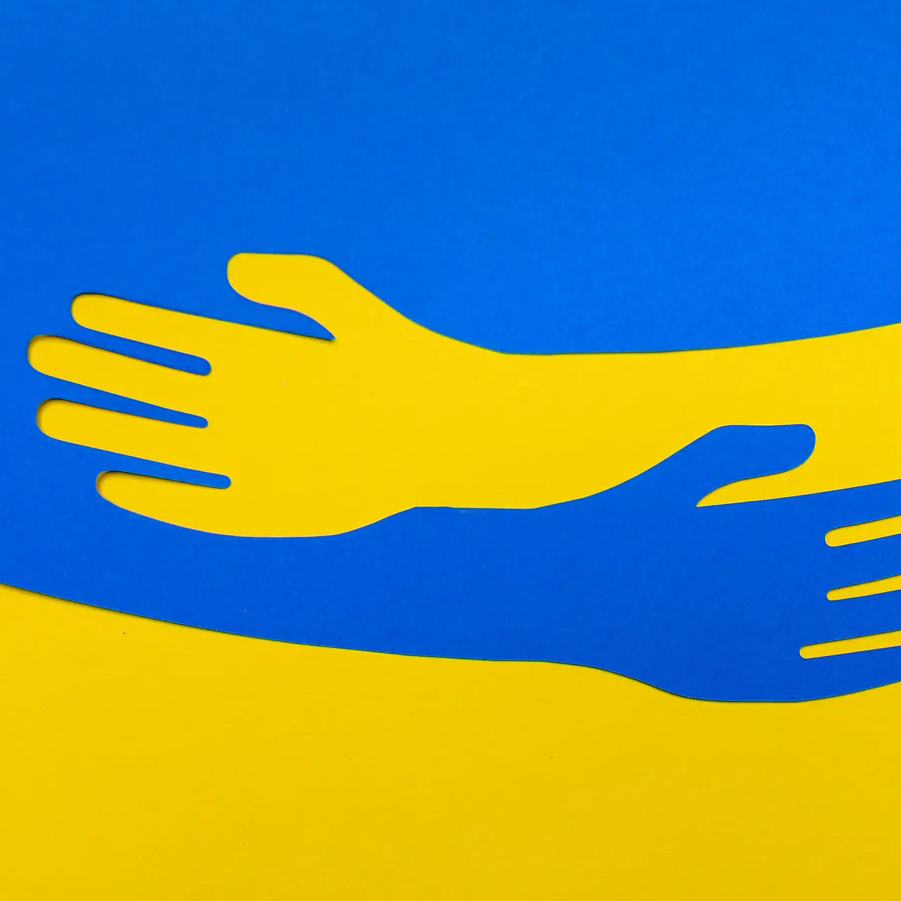 Hände in den Farben der ukrainischen Flagge