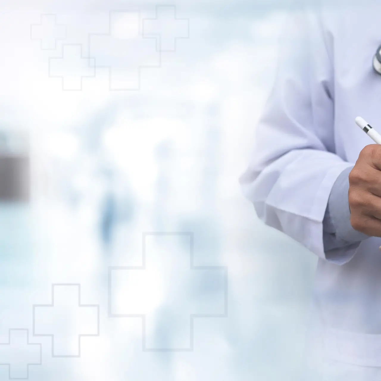 Arzt mit Tablet und Kreuzen