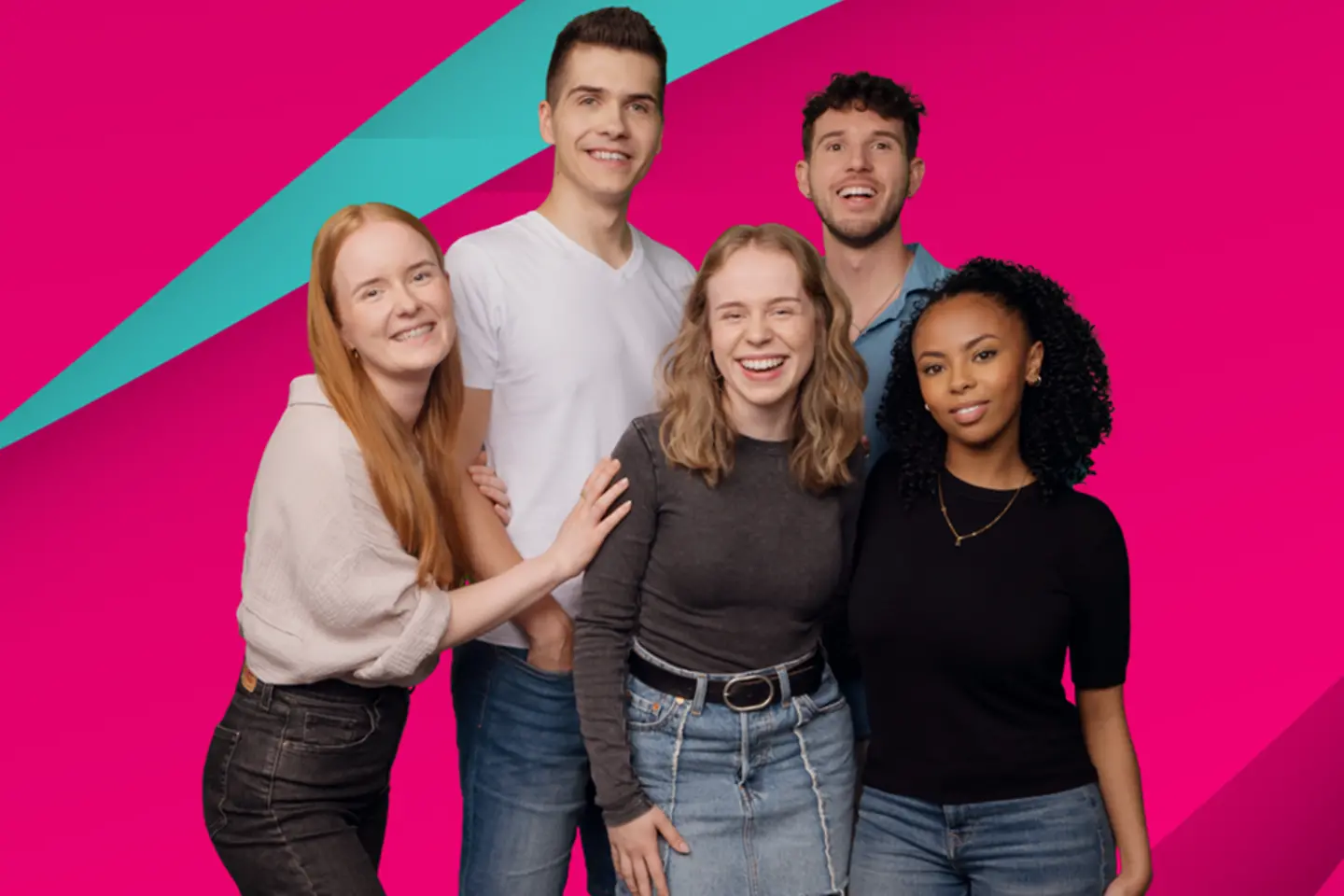 Junge Menschen strahlen in die Kamera