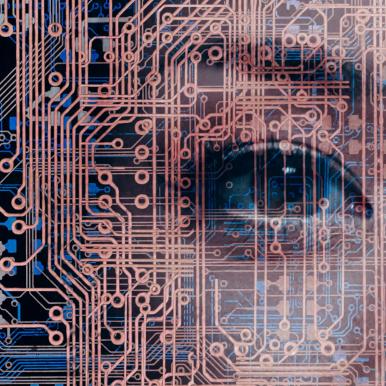 Rostro de mujer tras una placa de circuitos dorada