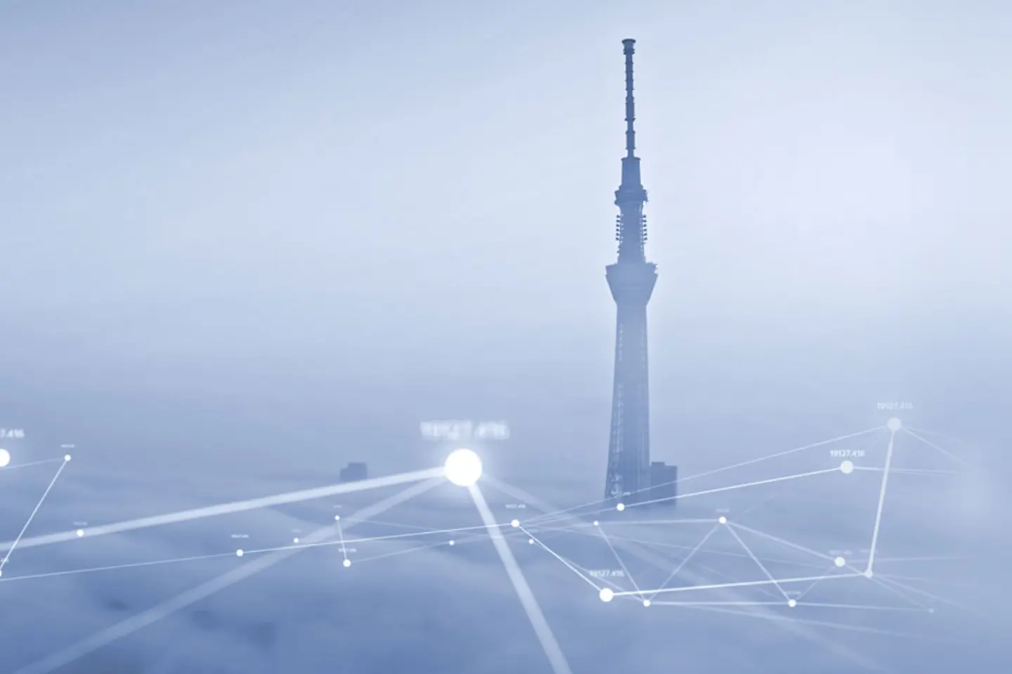 Tokyo Tower in den Wolken mit Netzwerk