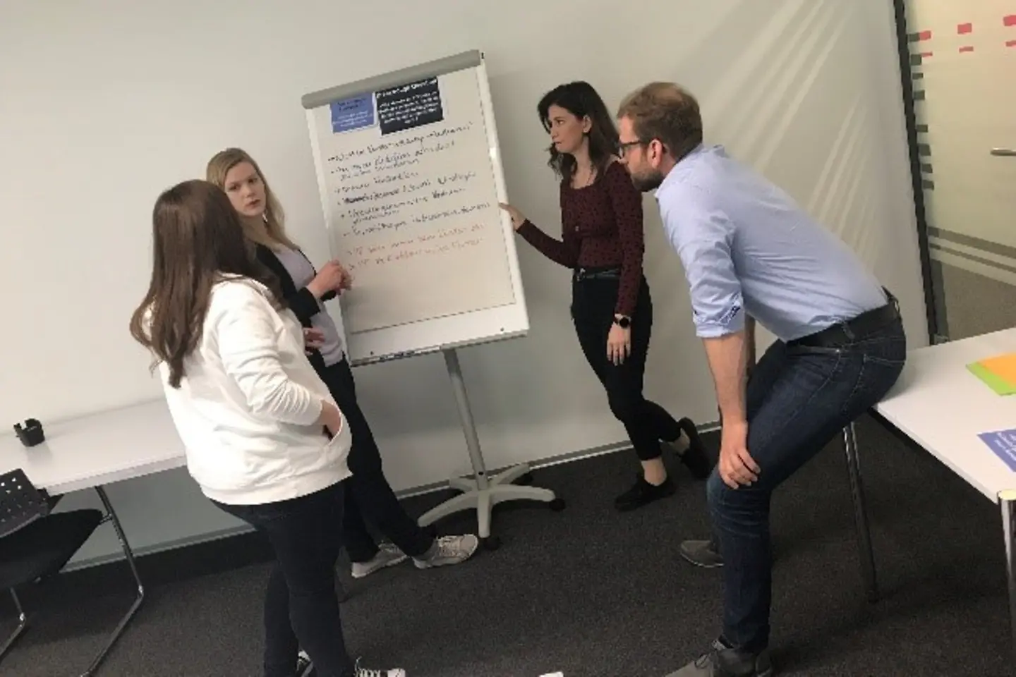 mehrere Personen arbeiten in einem Schulungsraum zusammen