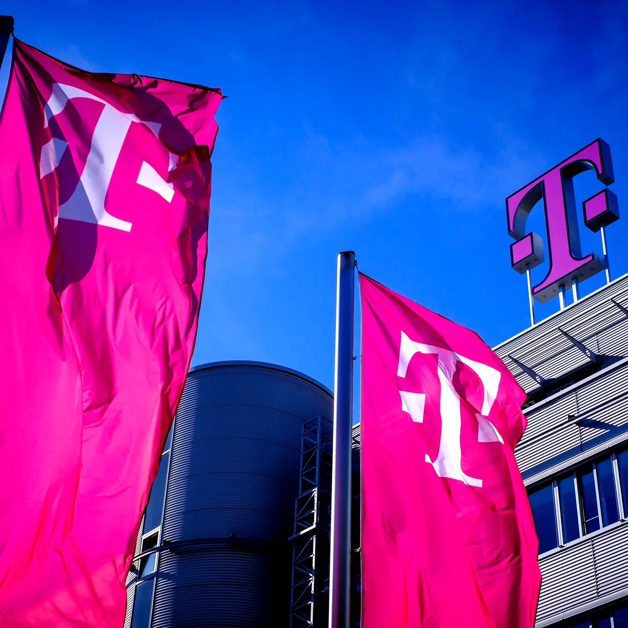 Gebäude der Telekom mit Fahnen davor