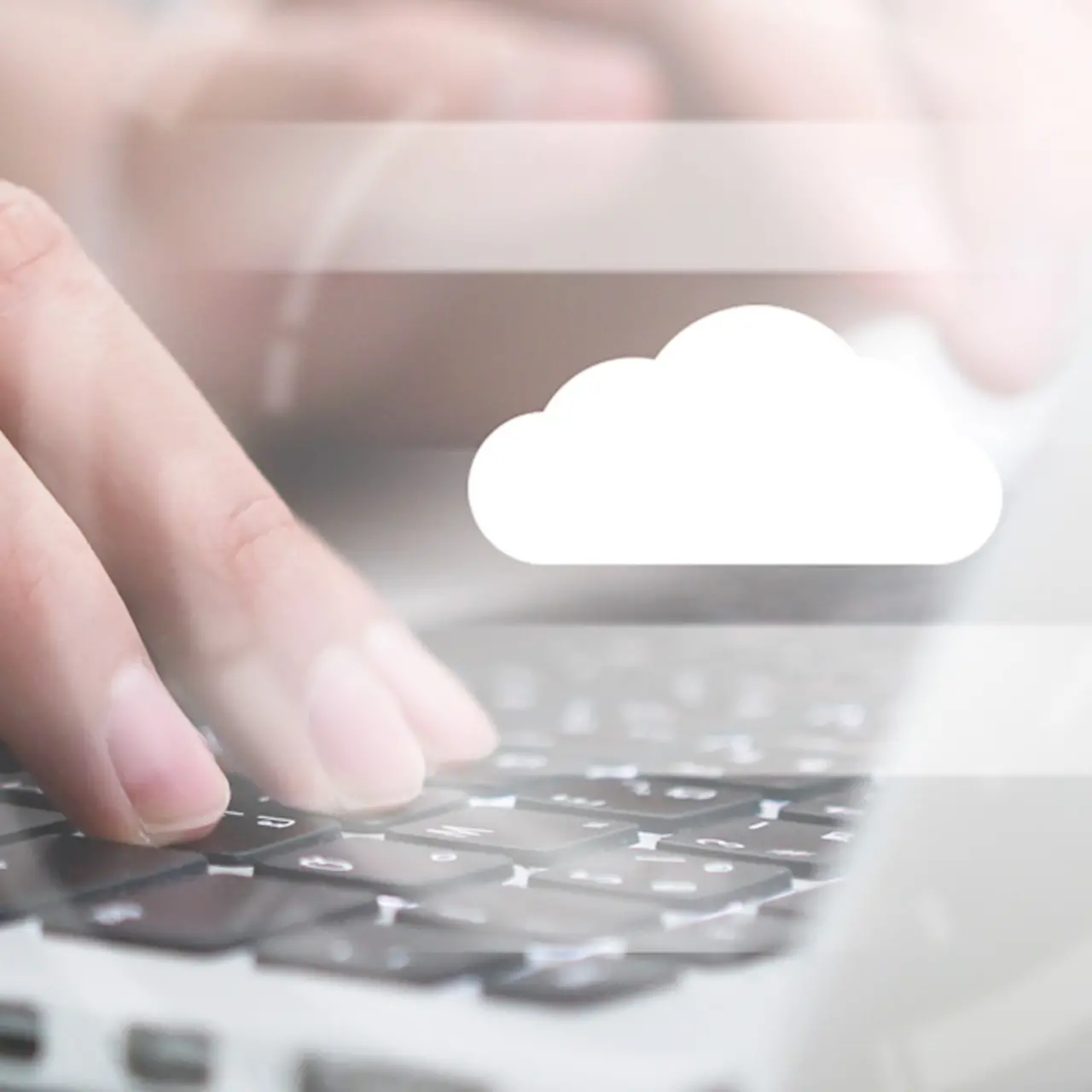 Hände tippen auf Laptop-Tastatur