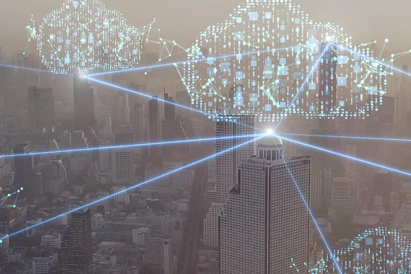 Pixel-Wolken mit Lichtstrahlen verbunden vor nebliger Großstadtkulisse