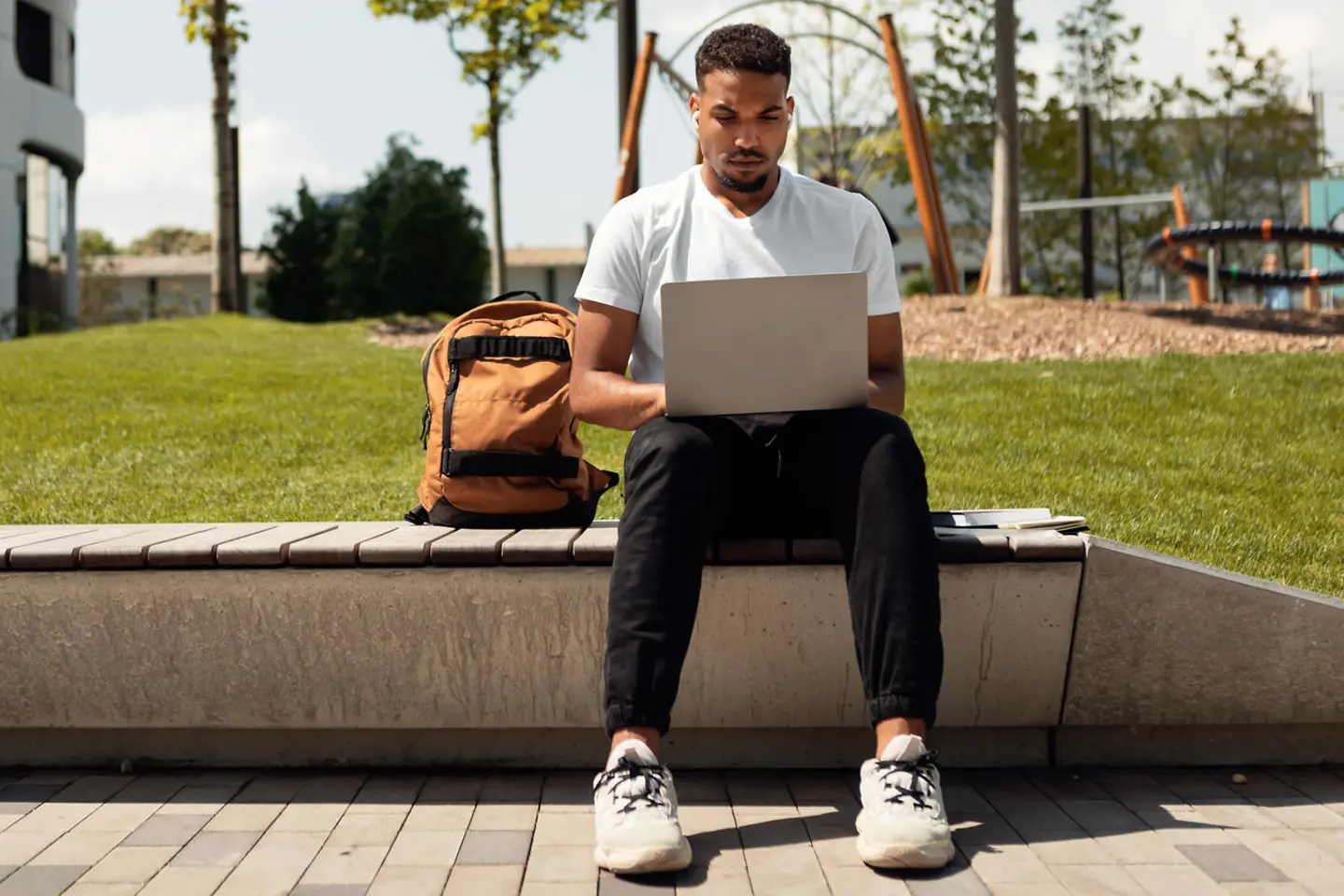 Lehrling sitzt vor dem Laptop