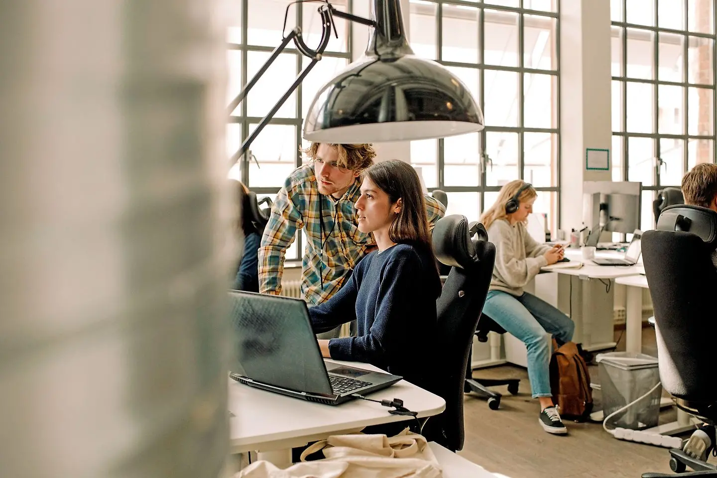 Lässige Bürosituation in einem schicken Loft
