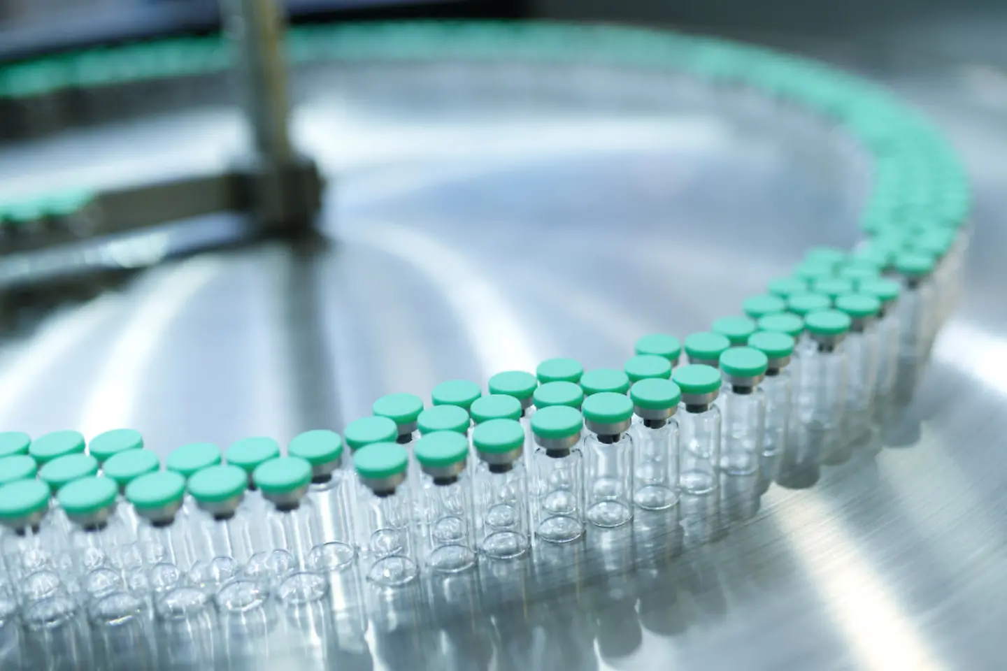 Frasco de reagente na linha de produção circular