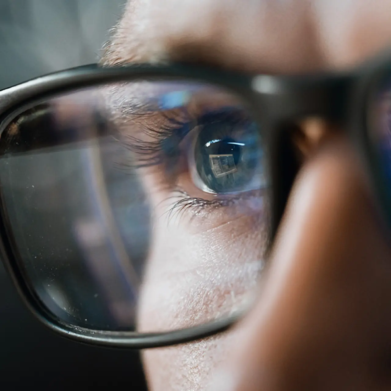 Porträt eines Software-Ingenieurs bei der Arbeit an einer KI-App in Nahaufnahme